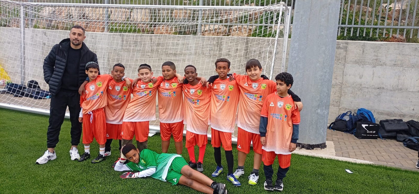 Equipo con camiseta naranja en el arco, durante un entrenamiento