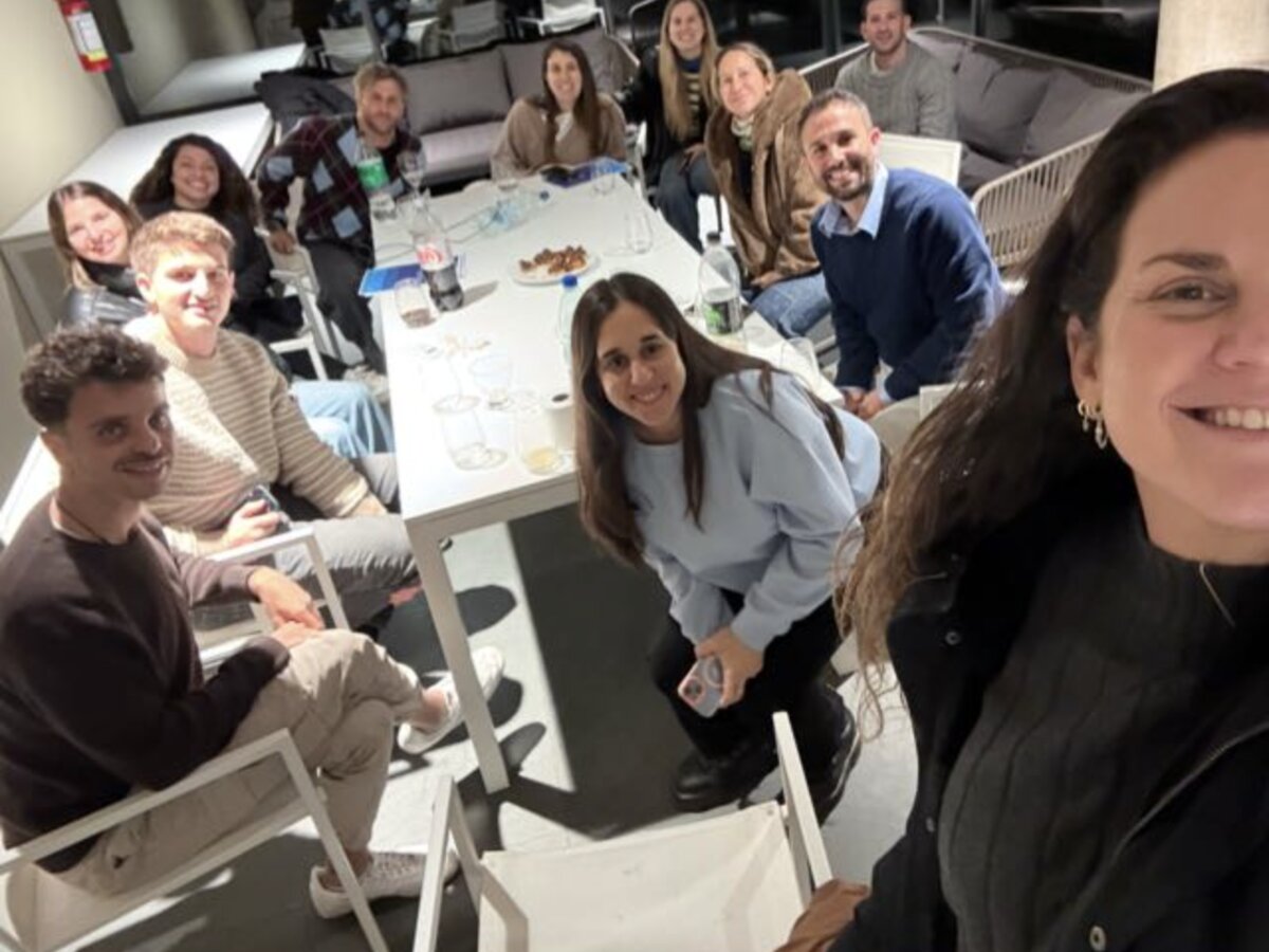 El grupo de jóvenes de Keren Hayesod Uruguay reunido alrededor de una mesa